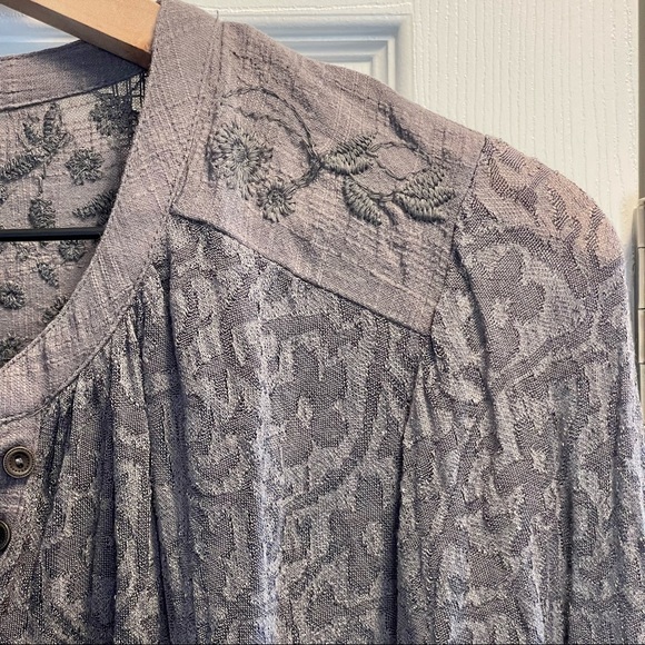 Lucky Brand Grey Stretch Embroidered Floral  Tunic Top V Neck Button Up Size M - Picture 4 of 11